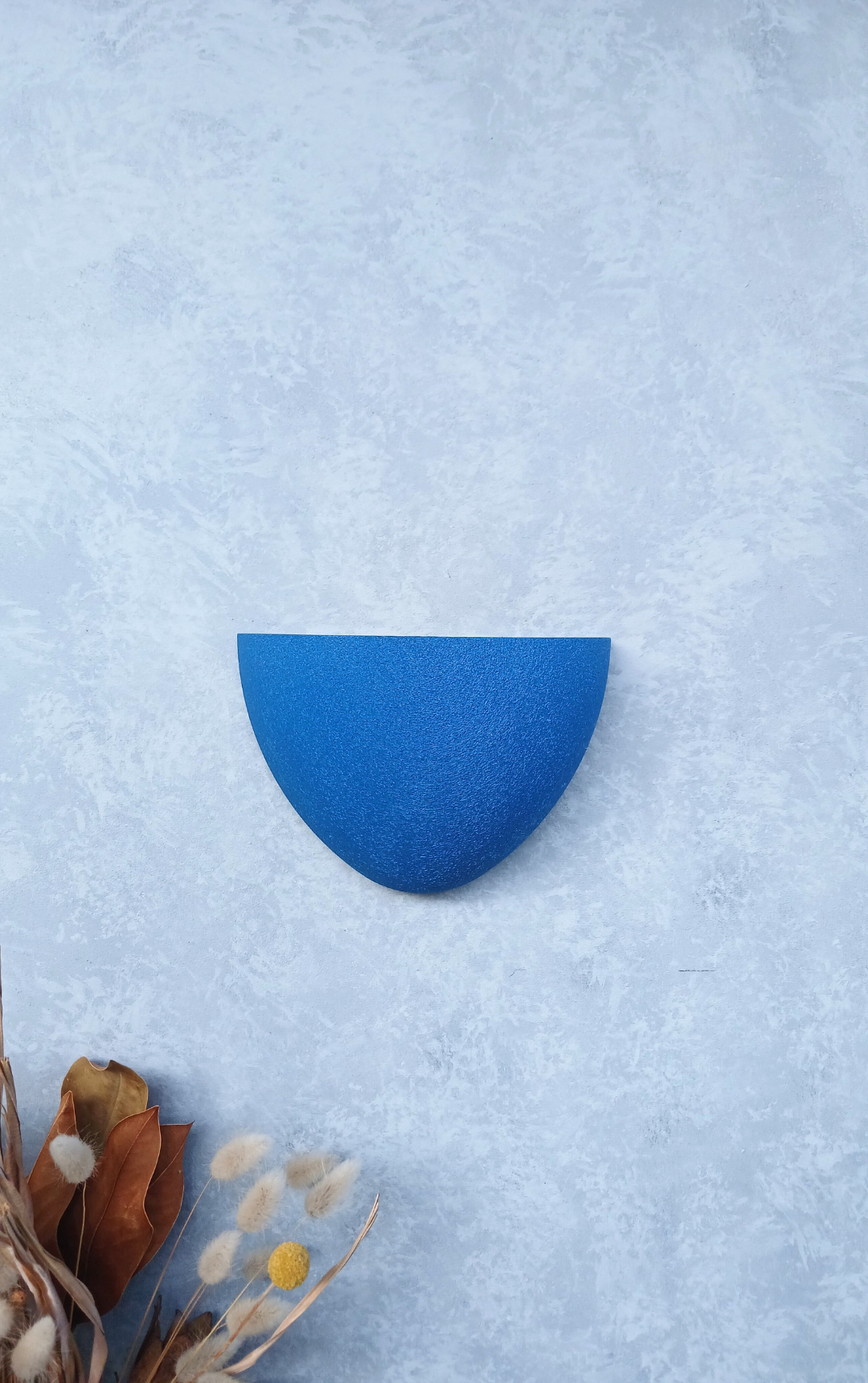 Classic Cobalt Gecko Planter without a plant, a modern hanging pot for NZ plant lovers.